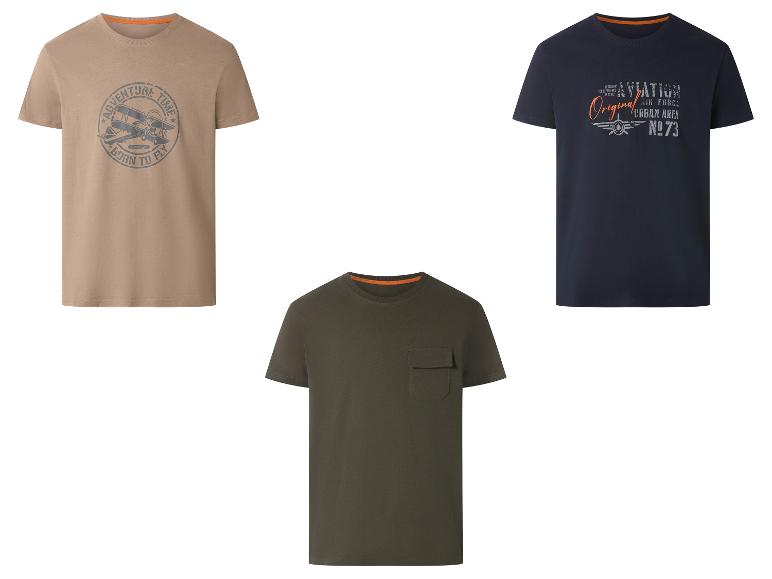 Trois t-shirts à manches courtes pour hommes : un beige avec un motif d'avion, un bleu foncé avec un motif d'aviation et un vert olive avec une poche.