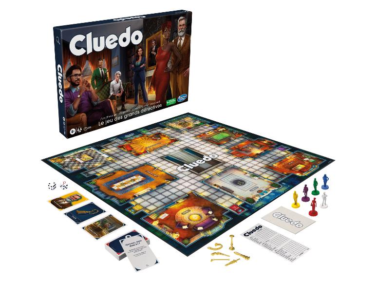 Le jeu de société Cluedo avec un plateau de jeu, des pions, des cartes et des armes.