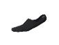 Une chaussette invisible noire avec un motif ondulé au talon.