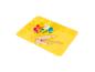 Tapis de jeu jaune avec pots de pâte à modeler colorés et outils en bois.