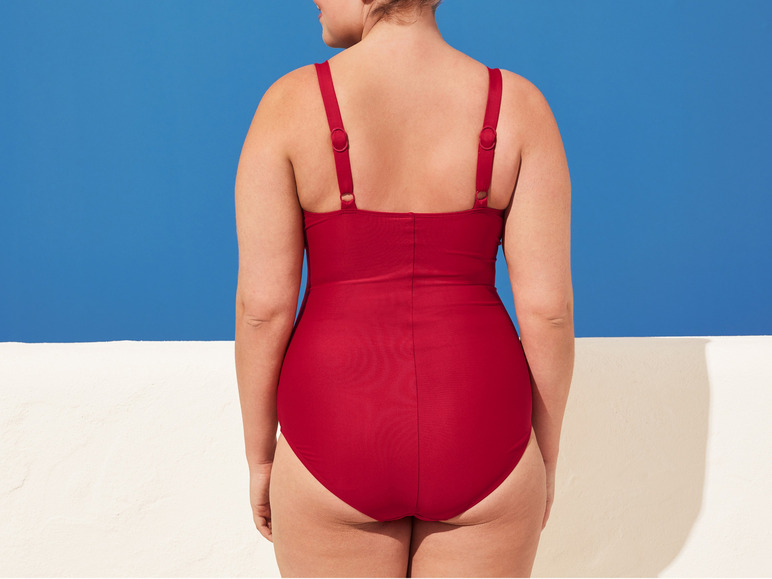 Une femme portant un maillot de bain rouge.