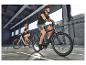 Deux cyclistes sur vélos électriques, casques et vêtements de sport dans un parking.
