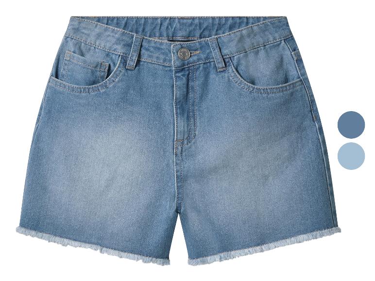 Short en jean bleu clair avec ourlets effilochés et fermeture boutonnée.