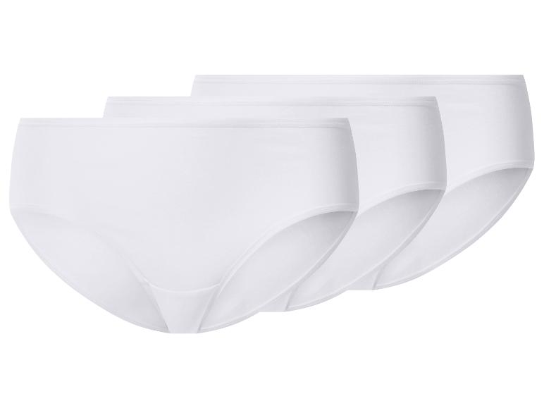 Trois culottes en coton blanc pour femmes, empilées et inclinées.