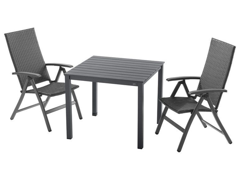 Un ensemble avec une table carrée et deux chaises pliantes en osier.
