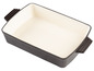 Un plat à gratin rectangulaire gris foncé avec un intérieur blanc