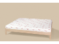 Drap-housse blanc à motif de nœuds rouges sur un cadre de lit en bois clair.