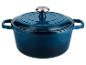 Cocotte en fonte émaillée bleue avec couvercle et bouton argenté.