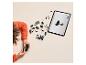 Enfant construisant un jouet de construction avec des instructions sur tablette.