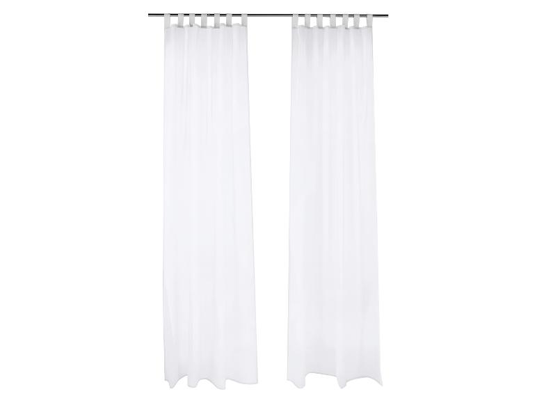 Deux rideaux blancs transparents à pattes, suspendus à une tringle.