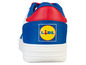 Des baskets blanches avec une partie supérieure bleue et rouge et le logo Lidl.