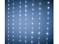 Guirlande lumineuse LED blanche sur fond bleu foncé.