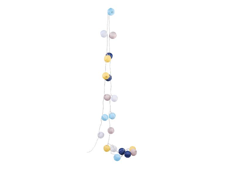 Guirlande lumineuse avec des boules pastel.