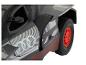 Un modèle Audi noir avec des roues rouges et un thème de course.