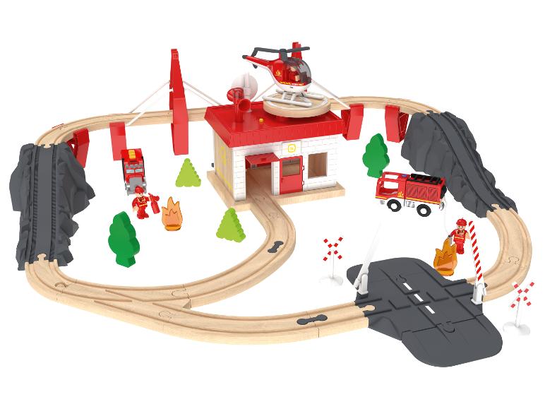 Chemin de fer en bois avec camion de pompiers, hélicoptère et pompiers.
