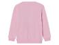 Un pull rose à manches longues.