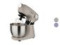 Robot pâtissier beige avec bol en acier inoxydable et fouet.