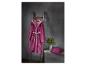 Peignoir fuchsia et serviettes assorties sur une étagère en bois avec une plante.