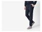 Pantalons cargo et baskets pour homme.