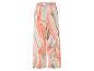 Pantalon large à motif floral, tons corail et vert clair.