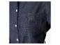 Une chemise en jean bleu foncé avec une poche poitrine.