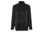 Une chemise noire à manches longues