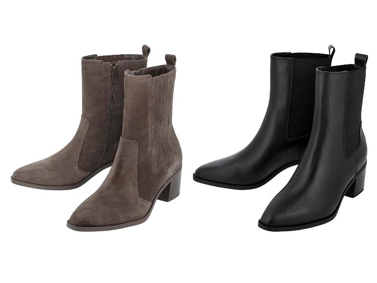 Deux paires de bottines : une marron en daim et une noire en cuir.