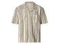 Chemise rayée pour homme à manches courtes et col, dans des tons gris et crème.
