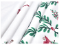 Gros plan sur un tissu en coton blanc doux avec un motif de Noël festif.