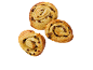 Trois escargots aux raisins dorés et roulés sur fond noir.