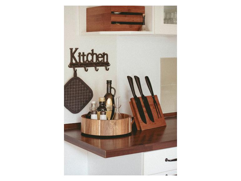 Organiseur de cuisine en bois avec des bouteilles d'huile, des épices et un bloc magnétique pour couteaux.