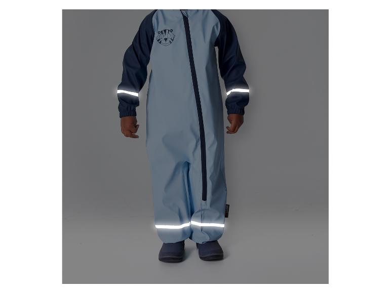 Une combinaison de pluie bleue avec des bandes réfléchissantes pour enfants.