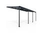 Long abri de voiture ou de terrasse gris foncé avec toit translucide et quatre poteaux de support.