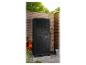 Un placard de rangement noir imitant le bois, à l'extérieur dans un jardin.