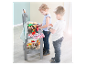 Des enfants jouent avec un jeu de barbecue pour enfants.