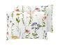 Deux oreillers blancs avec un motif floral aquarelle vif représentant diverses fleurs sauvages.