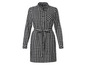 Une robe à carreaux noir et blanc à manches longues.