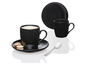 Une tasse et une soucoupe noires avec du café et des biscuits
