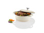 Une cocotte en fonte blanche avec un couvercle, remplie de viande rôtie et de légumes.