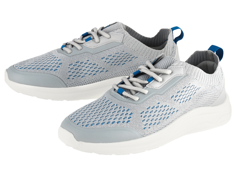 Une paire de baskets grises en tricot.