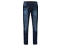 Un jean bleu foncé pour homme.