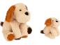 Deux chiens en peluche de tailles différentes sur fond blanc