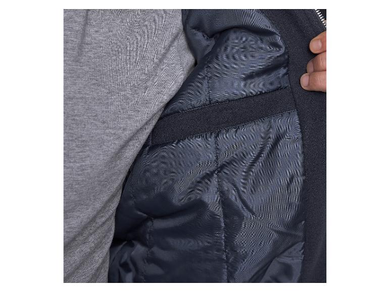 Intérieur d'une veste matelassée bleue avec une doublure grise visible