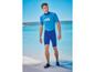 Homme en combinaison de plongée Mares bleue sur la plage.