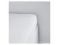 Un drap blanc sur un lit.