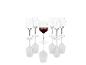 Un verre de vin rouge entouré de verres vides.