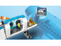 Passerelle d'embarquement miniature avec figurines à côté d'un avion bleu.