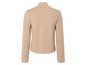 Pull beige à manches longues et col roulé.