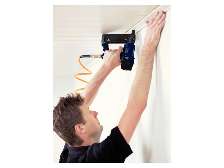 Homme installant une moulure de plafond avec un cloueur pneumatique LIVARNO® PB131