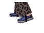 Bottes d'hiver et pantalon à motif léopard pour enfants.